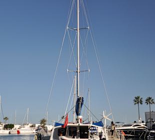 Ausflugskatamaran im Hafen