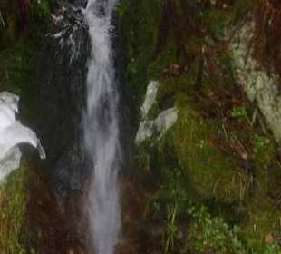 Četné vodopády v době tání sněhu