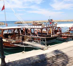 Hafen von Side mit Ausflugschiffen