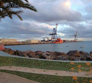 Inseltypische Mosaikbänke an der Hafenpromenade