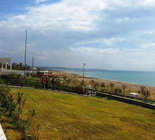 Vor dem Militärgelände am Berg