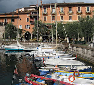 Hotel Gardesana am Hafen von Torri del Benaco