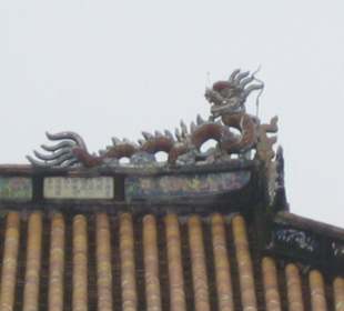 Die Verzierungen auf dem Dach der Halle der ...