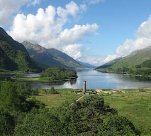 Blick vom Aussichtspunkt auf das Monument/Loch