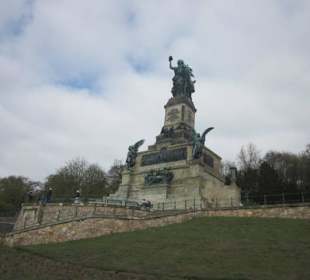 Am Denkmal am Niederwald