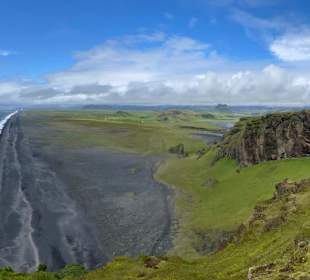 Ausblick über den schwarzen Strand