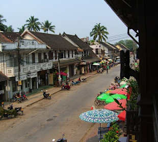 La via principale a Luang Prabang