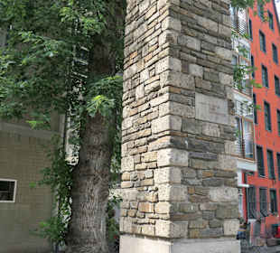 Platz An Groß St. Martin: Bei der Schmitz-Säule