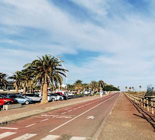 Getrennter Rad und Fußweg neben der Straße