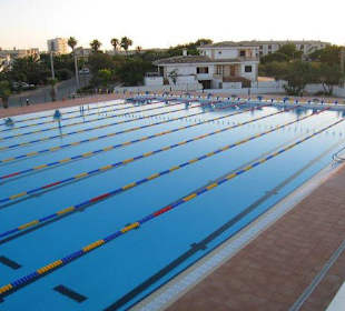 Wettkampf-Schwimmbecken mit 10 Bahnen