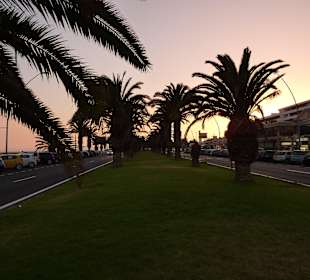 Einkaufsmeile an der Straße entlang