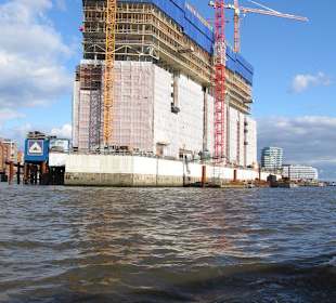 Vorbeifahrt an der Baustelle der Elbphilharmonie