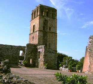 Kirchturm bei Ruinen von 'Panama Viejo'