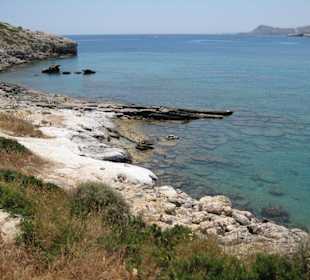Badeplateu etwas abgelegen vom kleinen Strand