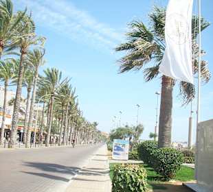 Strandpromenade mit vielen Geschäften und Bars