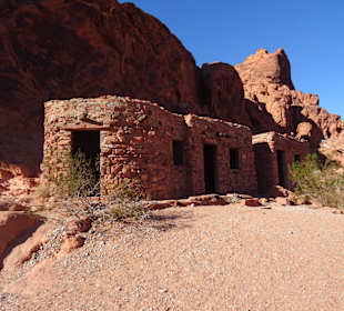 Alte Hütten im Park