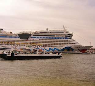Autofähre in Richtung Warnemünde mit AIDA Stella