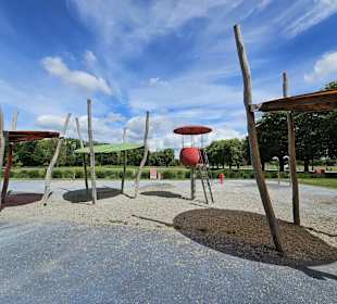 Spielplatz mit Sonnensegeln