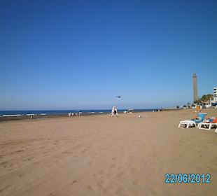 Die ersten Liegen am Strand