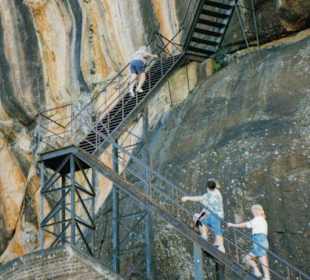 Aufstieg am Sigiriya Felsen.