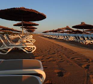 Liegen und Sonnenschirme