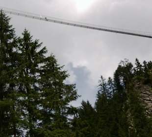 Hängebrücke in 110 Meter Höhe vom Tal aus