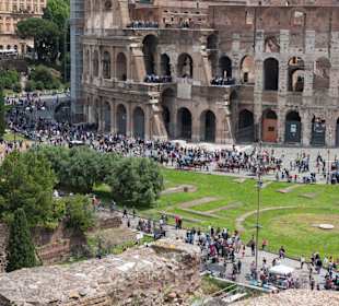 К обеду уже толпа туристов