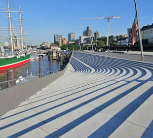 Früher Morgen an der Elbpromenade