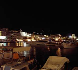 Abends an der Hafenpromenade