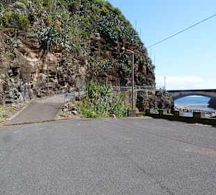 Parkplatz und Flussmündung in Calhau