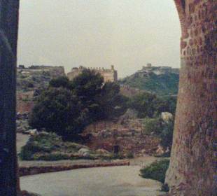 Durch das Tor zur Burg