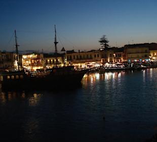 Hafen von Rethymno mit Restaurants und Bars