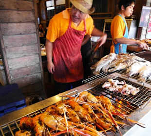 Schwimmender Markt von Amphawa mit Green-Mango