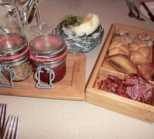 Amuse-Gueule: Brot mit Tomatenkonfitüre