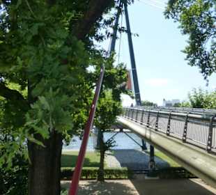 Zugang zum Holbeinsteg (aus Richtung Bahnhof)