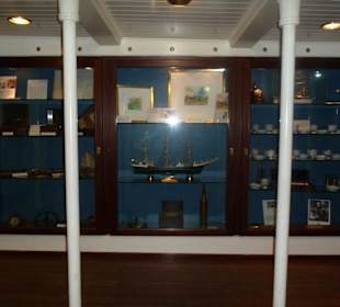 Vitrine vor dem Bordrestaurant