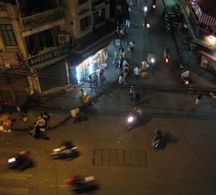 Das Straßenbild von der Dachterrasse aus.