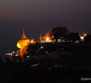 Goldener Felsen bei Nacht