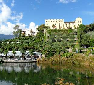 Schönes Cafe mit Schloss im Hintergrund.