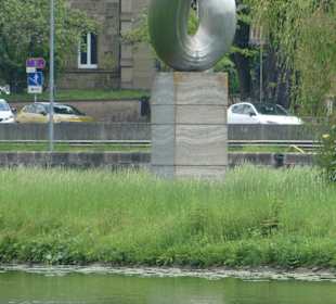Blick vom rechten Mainufer zur Skulptur Anker