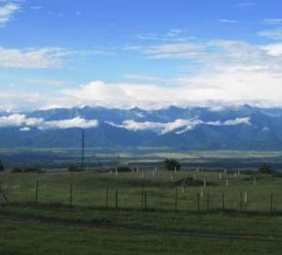 Der Große Kaukasus über dem Alasani-Tal