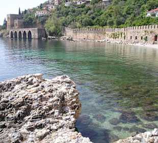 Glasklares Wasser am Hafen von Alanya