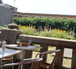 Blick von der Terrasse des MEERT in den Garten