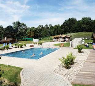 Der Saunagarten mit Schwimmbad im Solbad Vonderort