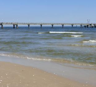 Bansin: am Ostseestrand mit Blick zur Seebrücke
