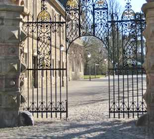 Eingang zum Schloss, zum Marstallmuseum, usw.