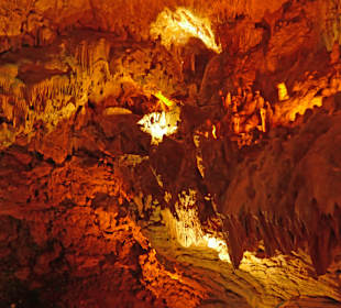 Diese rötliche Licht macht die Höhle warm