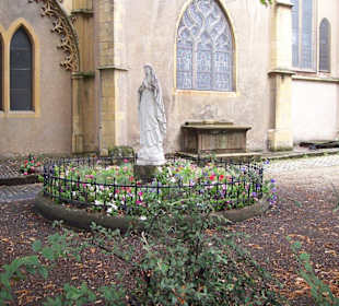 Marienstatue im Kirchengarten