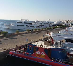 An der neuen Marina fährt das Boot los