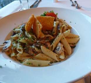 Penne mit Pilzen in Sahnesauce und Parmesan-Chip